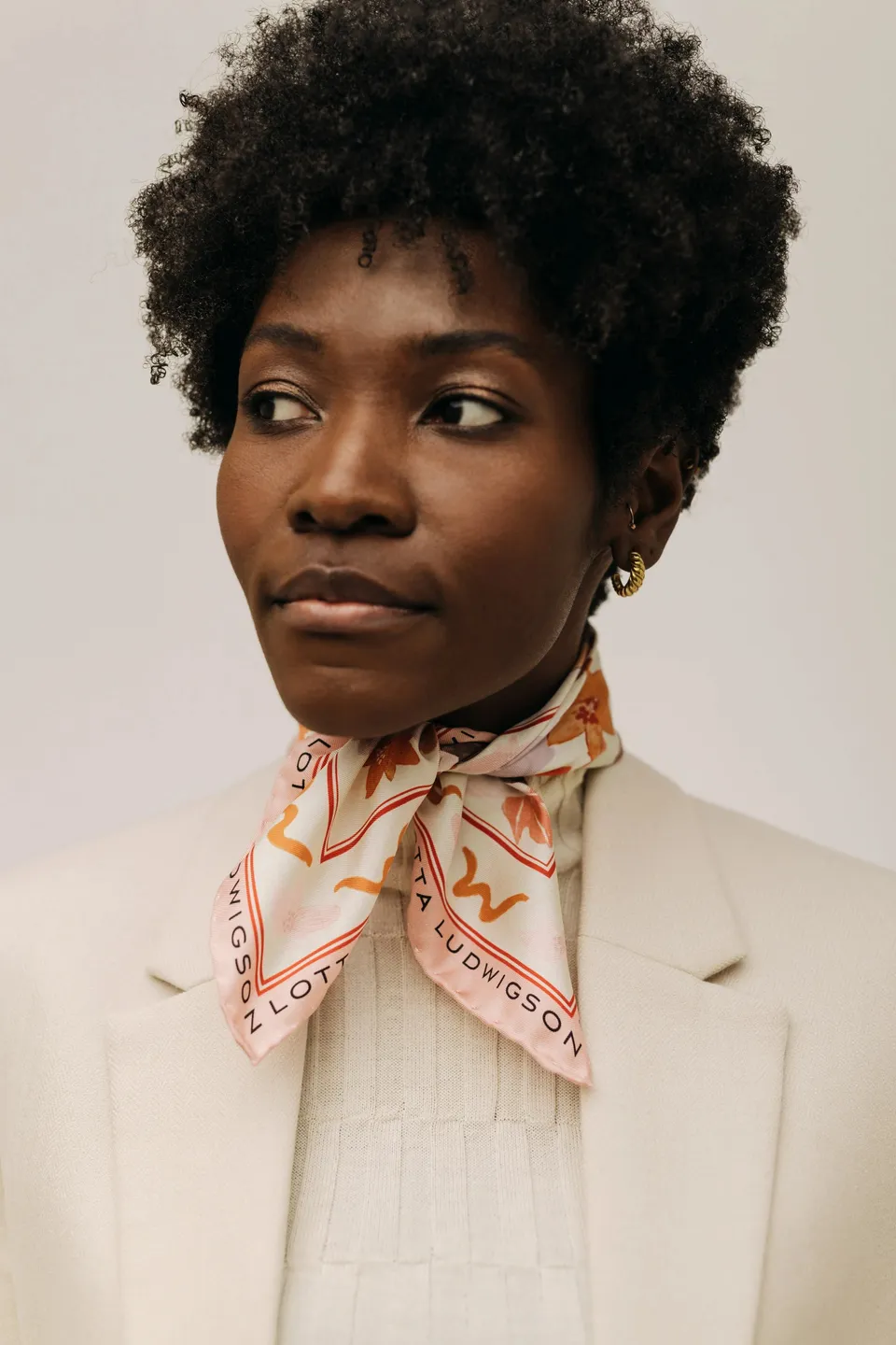 lotta-ludwigson-female-empowerment-diversity-seiden-foulard-48x48cm image 1