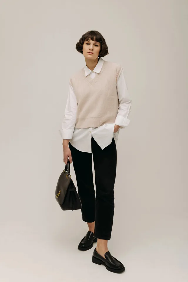 lotta-ludwigson-svea-sweater-vest-powder-creme-strickpullunder-mit-v-ausschnitt image 1