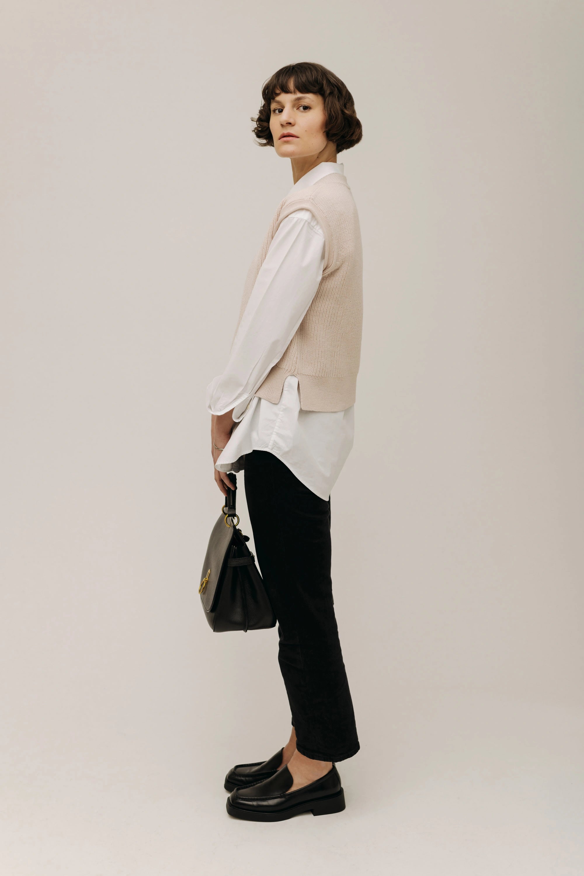 lotta-ludwigson-svea-sweater-vest-powder-creme-strickpullunder-mit-v-ausschnitt image 2