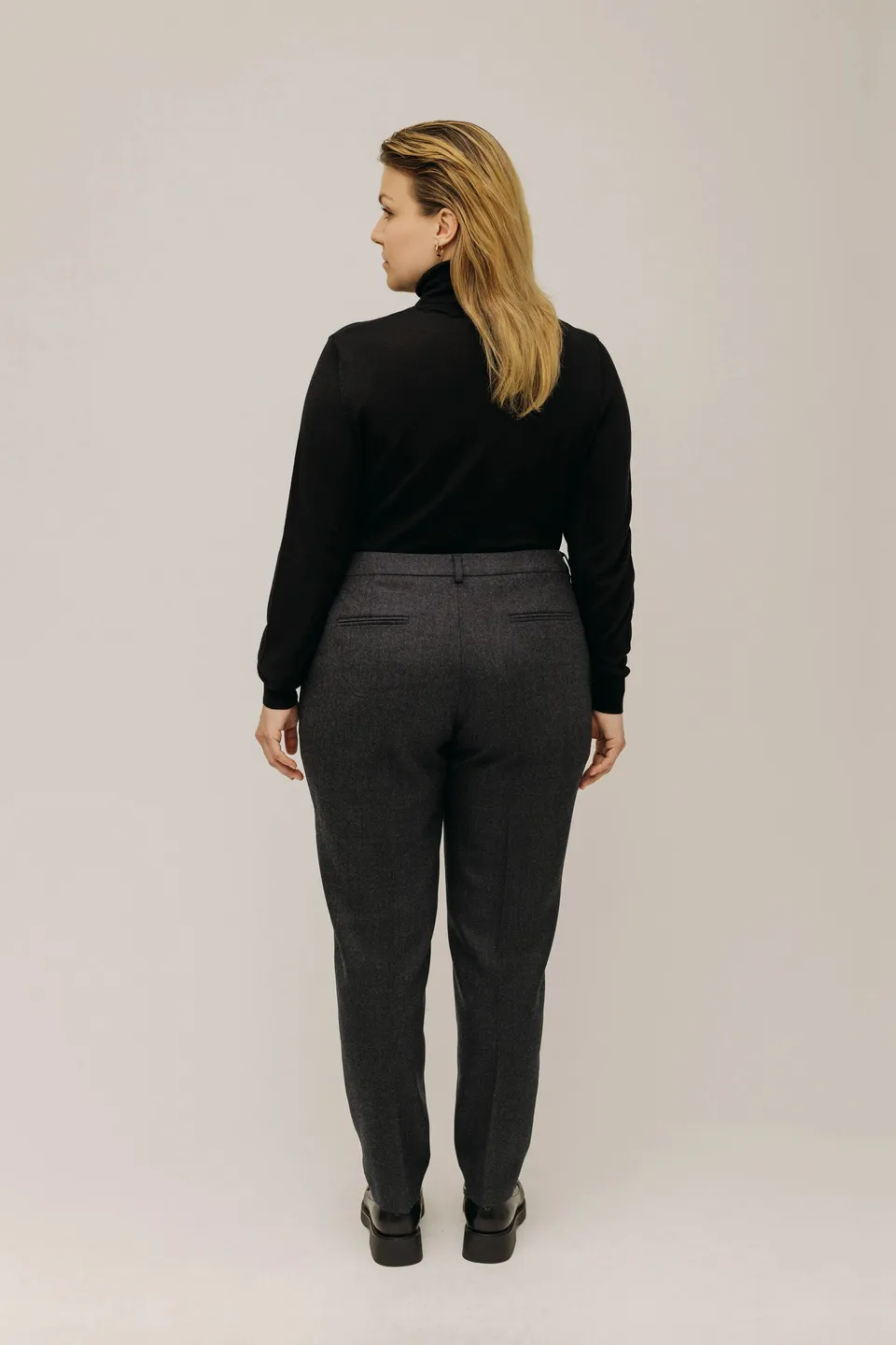 lotta-ludwigson-lotta-pants-stormy-grey-wollhose-karottenschnitt image 1