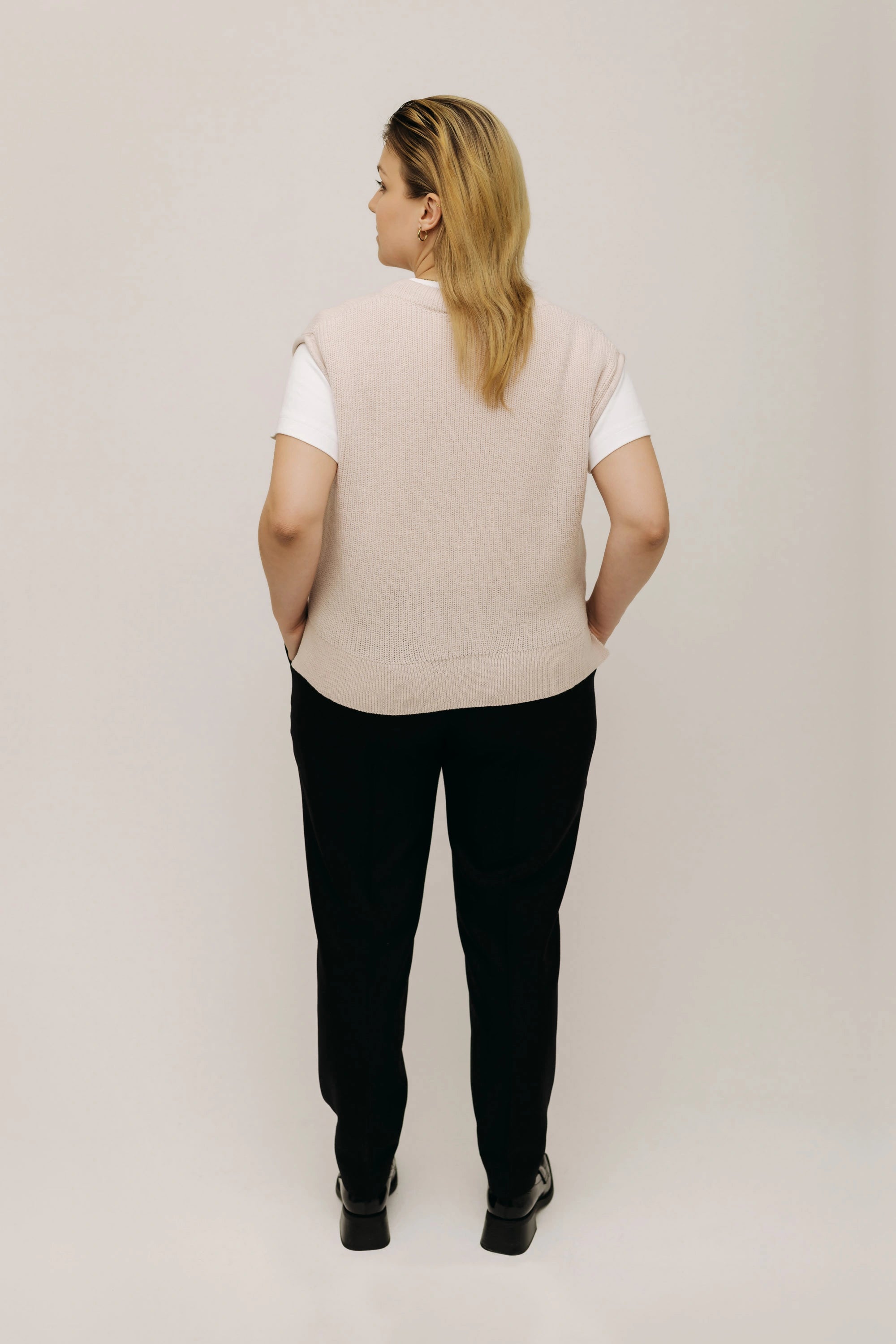 lotta-ludwigson-svea-sweater-vest-powder-creme-strickpullunder-mit-v-ausschnitt image 8