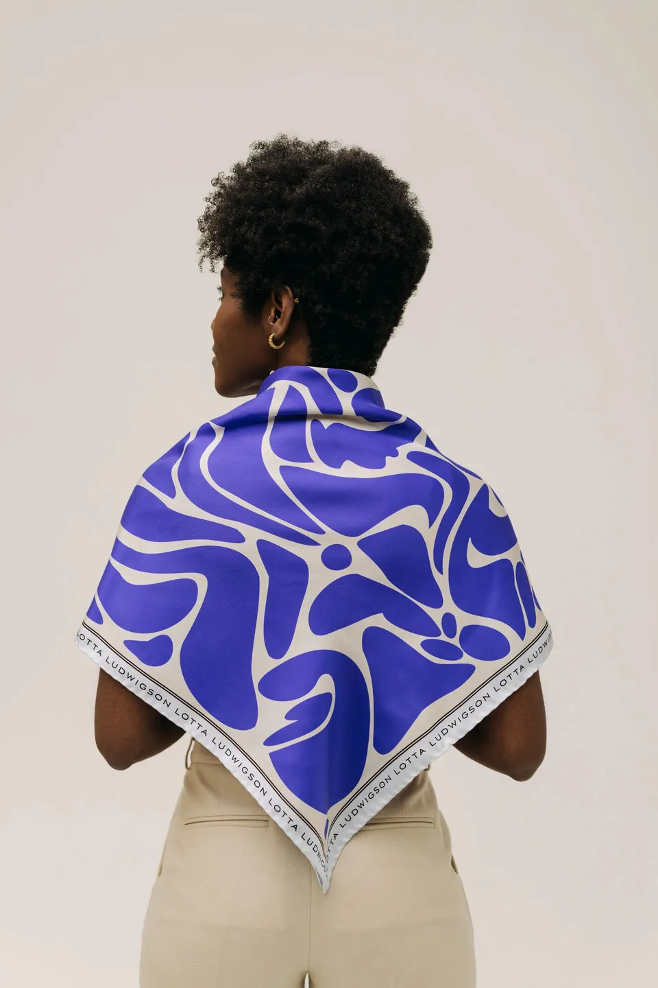 lotta-ludwigson-royal-blue-seiden-foulard-90x90cm image 1