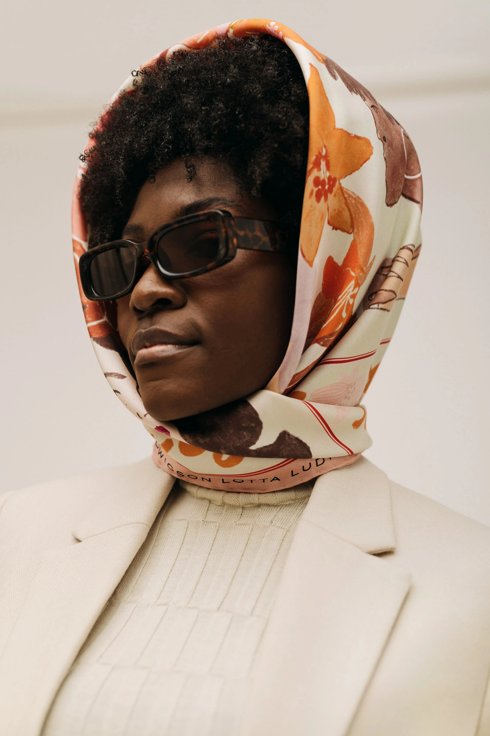 lotta-ludwigson-female-empowerment-silk-foulard-90x90cm image 3