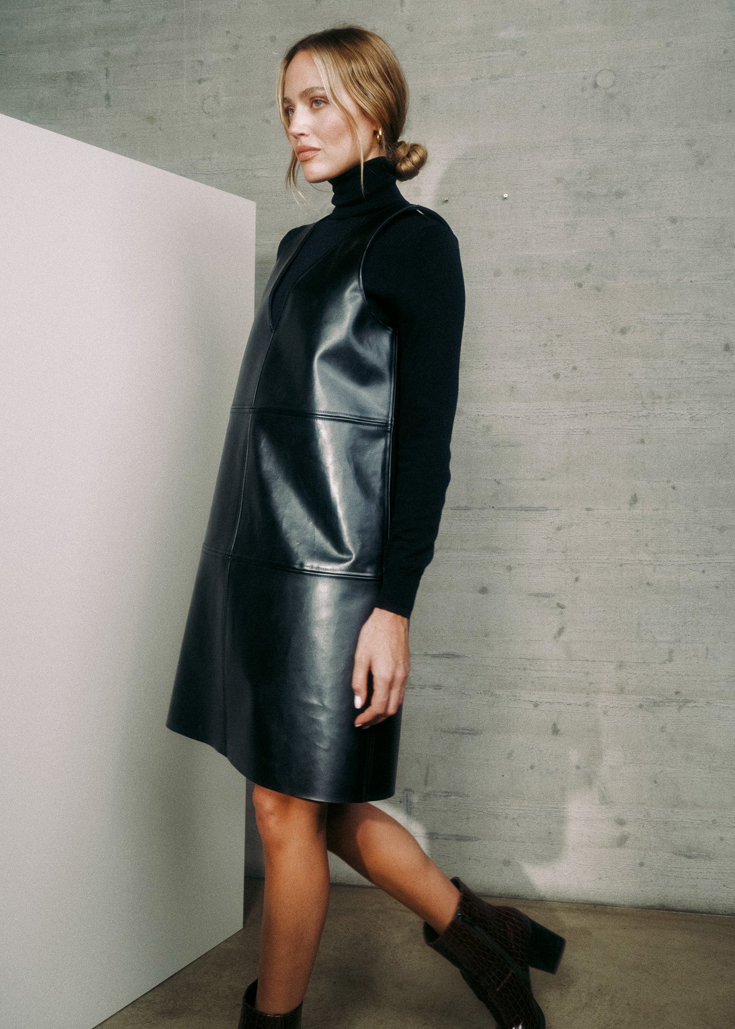 lotta-ludwigson-runa-dress-mirum-black-vegan-leather-a-linien-kleid image 6