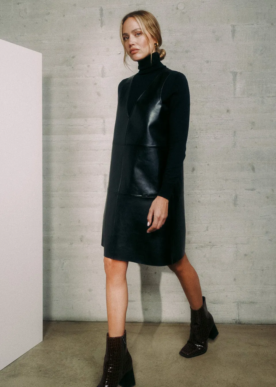 lotta-ludwigson-runa-dress-mirum-black-vegan-leather-a-linien-kleid image 1