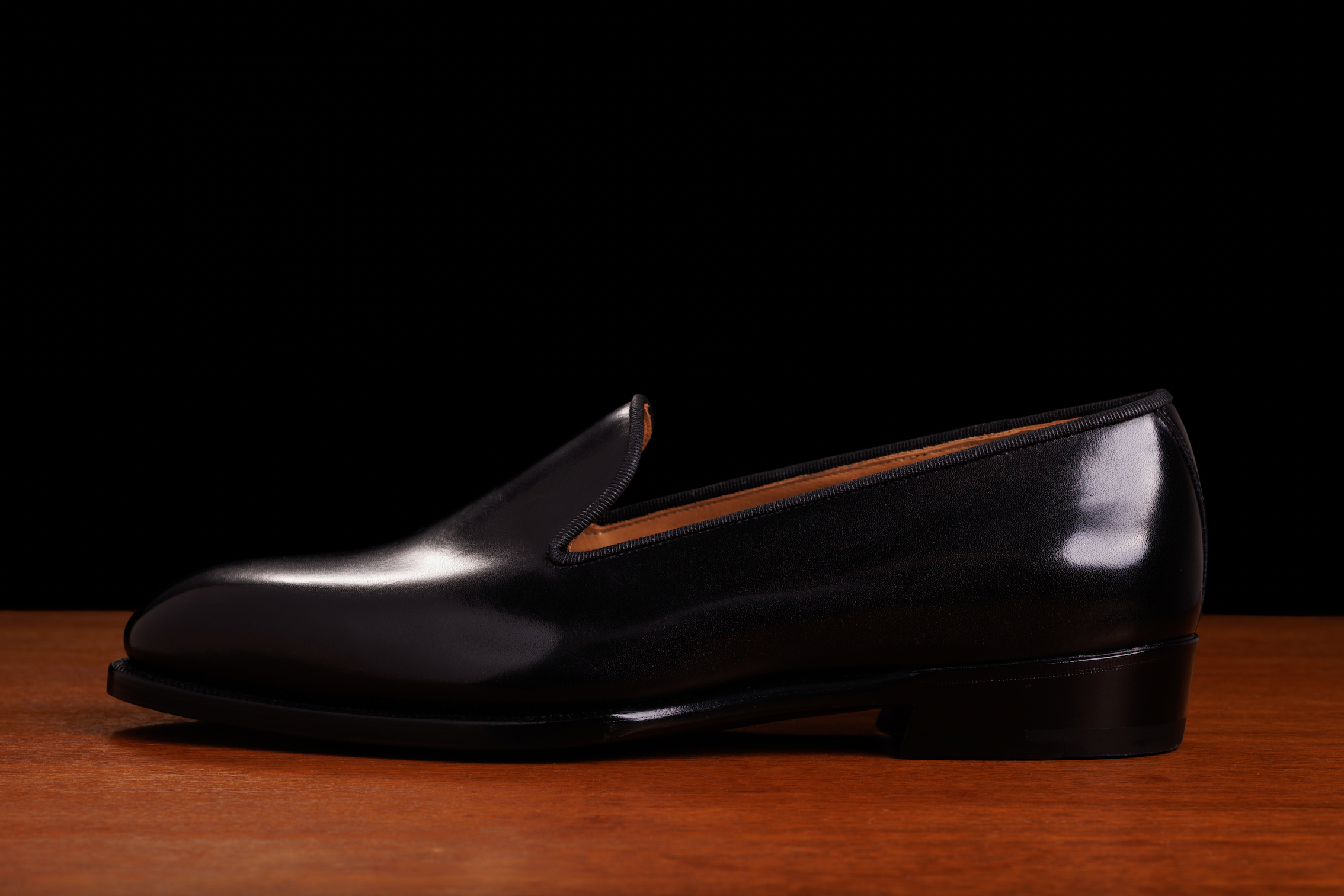 klh-slipper-in-schwarz-wholecut-leder-smoking-slipper image 3