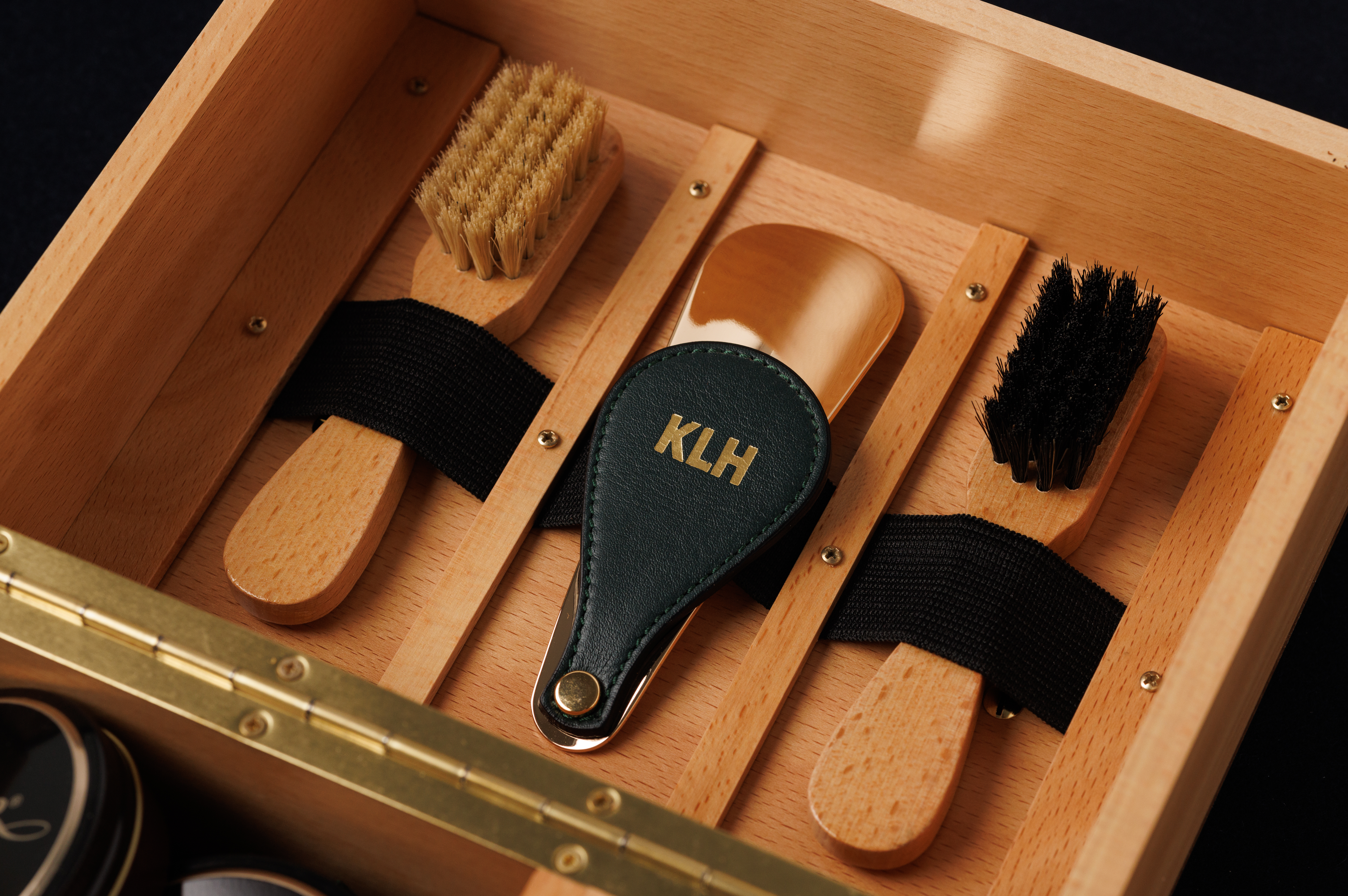 klh-schuhpflegebox-aus-massiver-buche-6-b-rsten-poliertuch-reiseschuhl-ffel-und- image 3