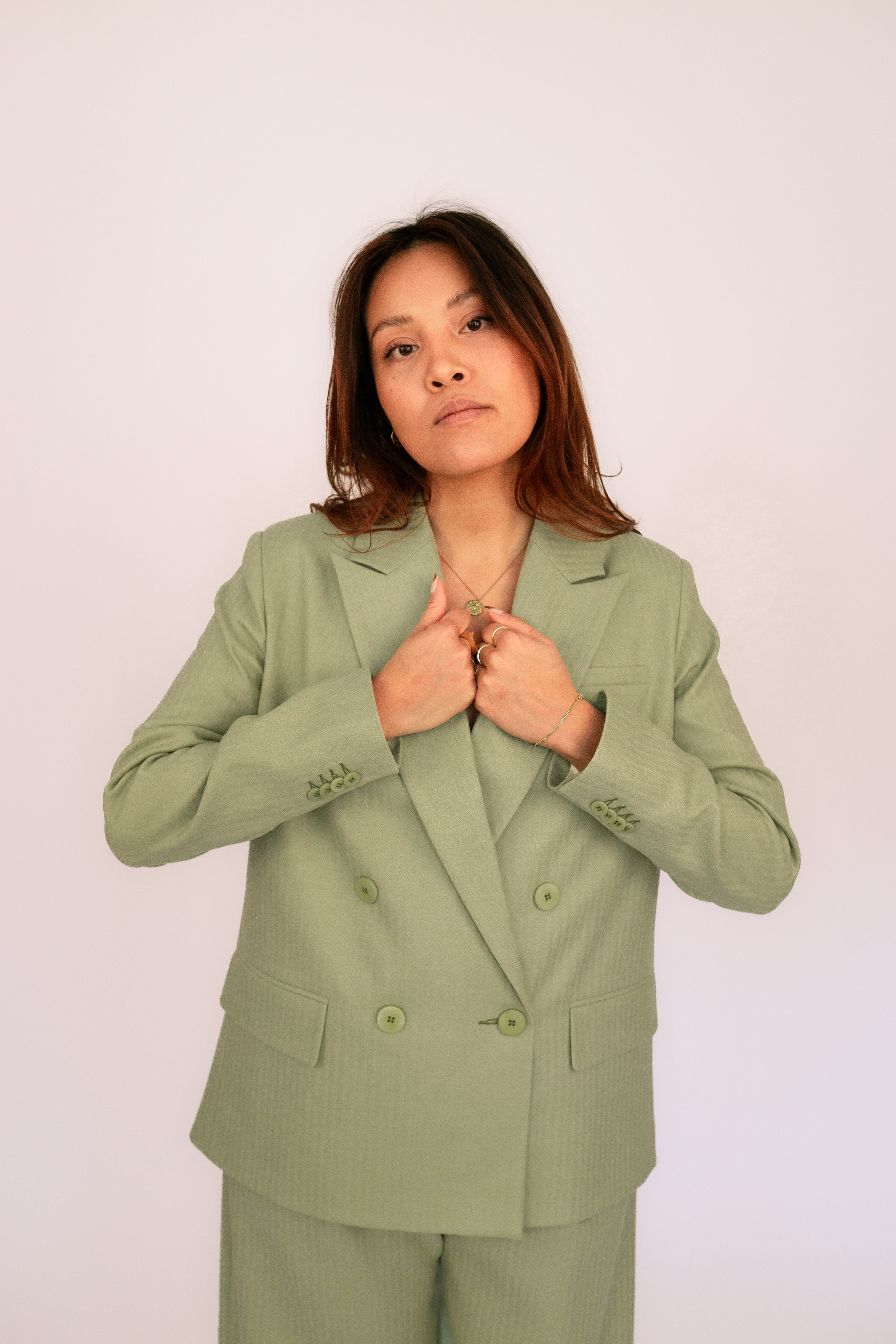 lotta-ludwigson-alva-blazer-sage-green-herringbone-woll-blazer-doppelreihig image 2