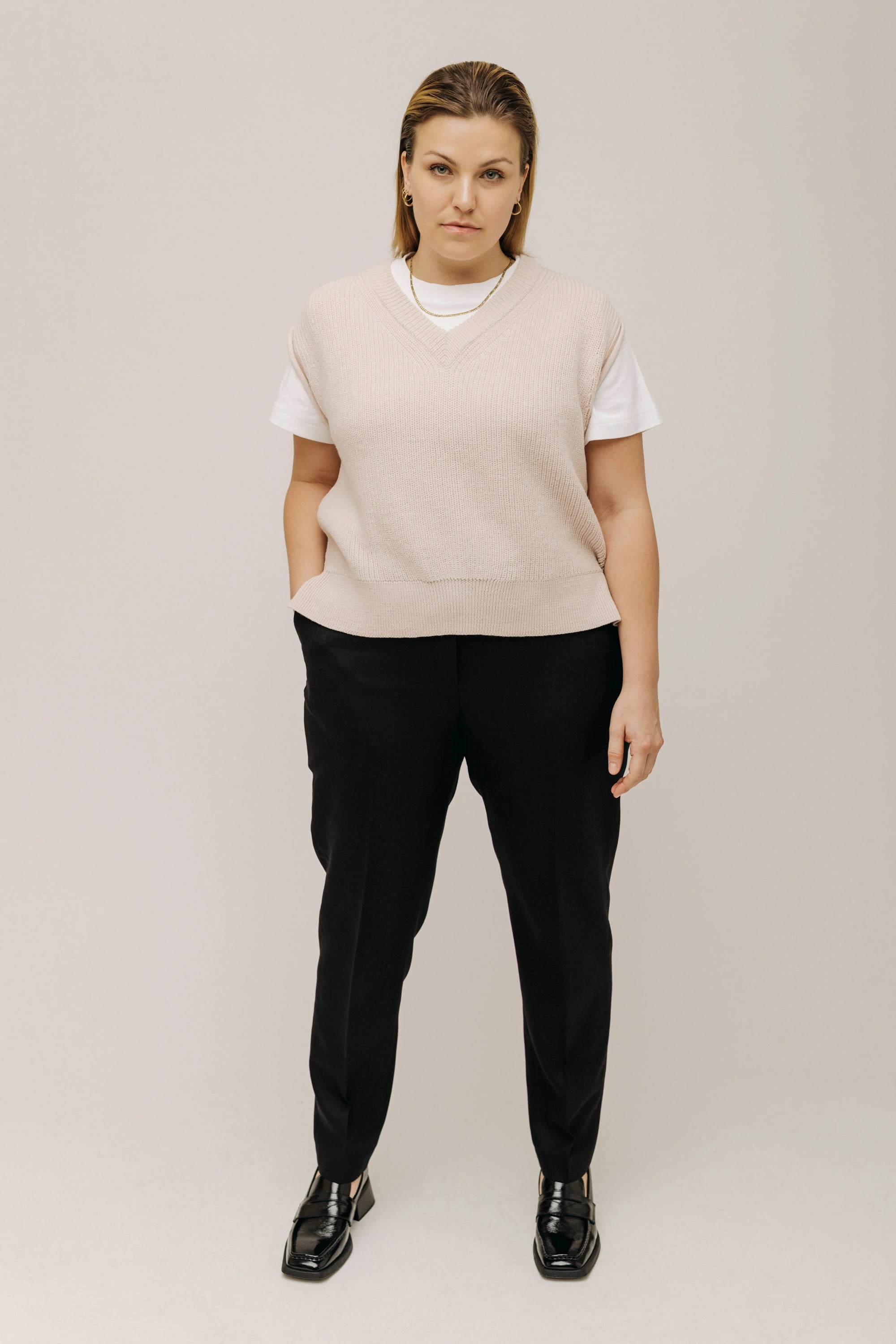 lotta-ludwigson-svea-sweater-vest-powder-creme-strickpullunder-mit-v-ausschnitt image 7