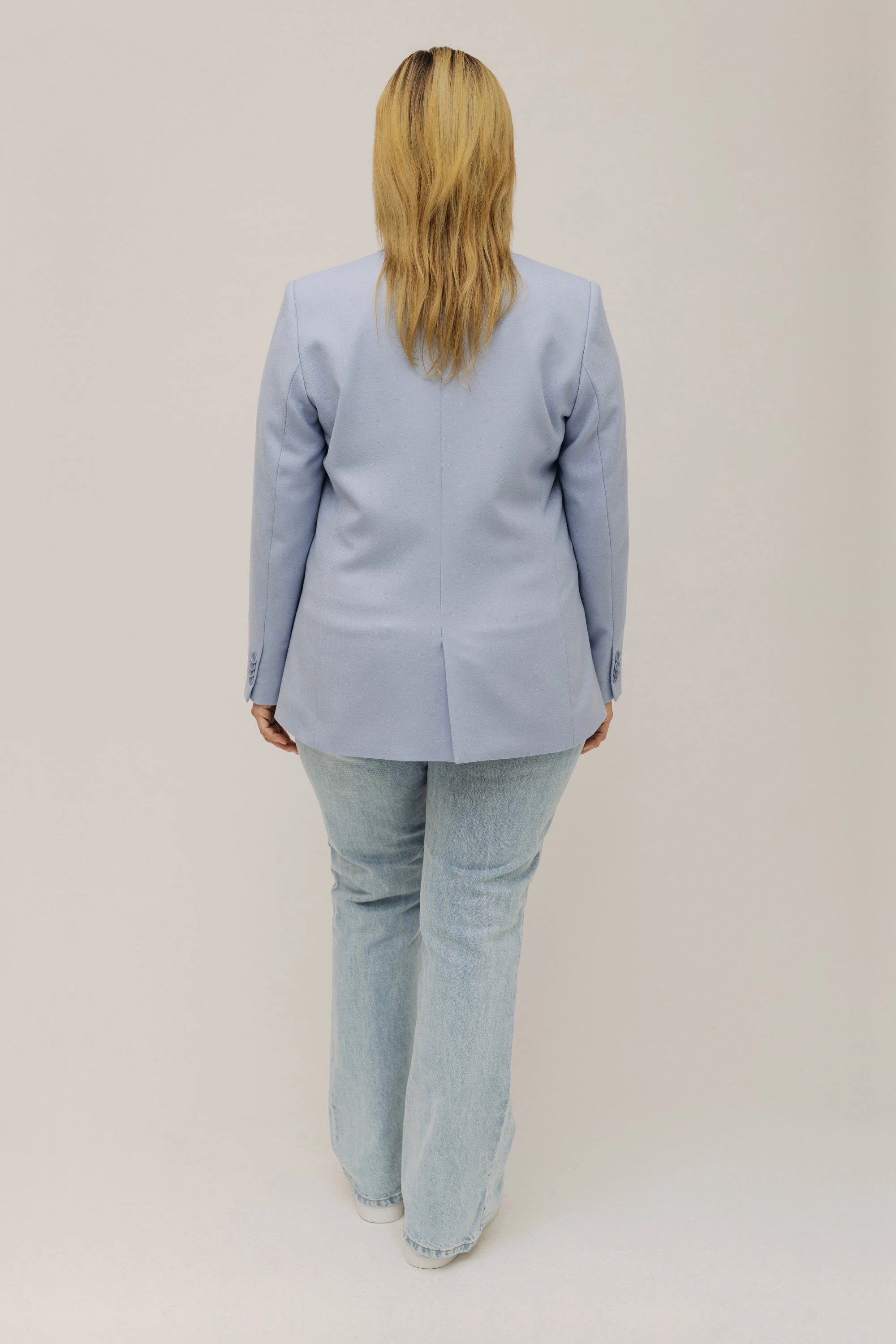lotta-ludwigson-lotta-blazer-serene-blue-blazer-offene-front-fischgr-t image 5