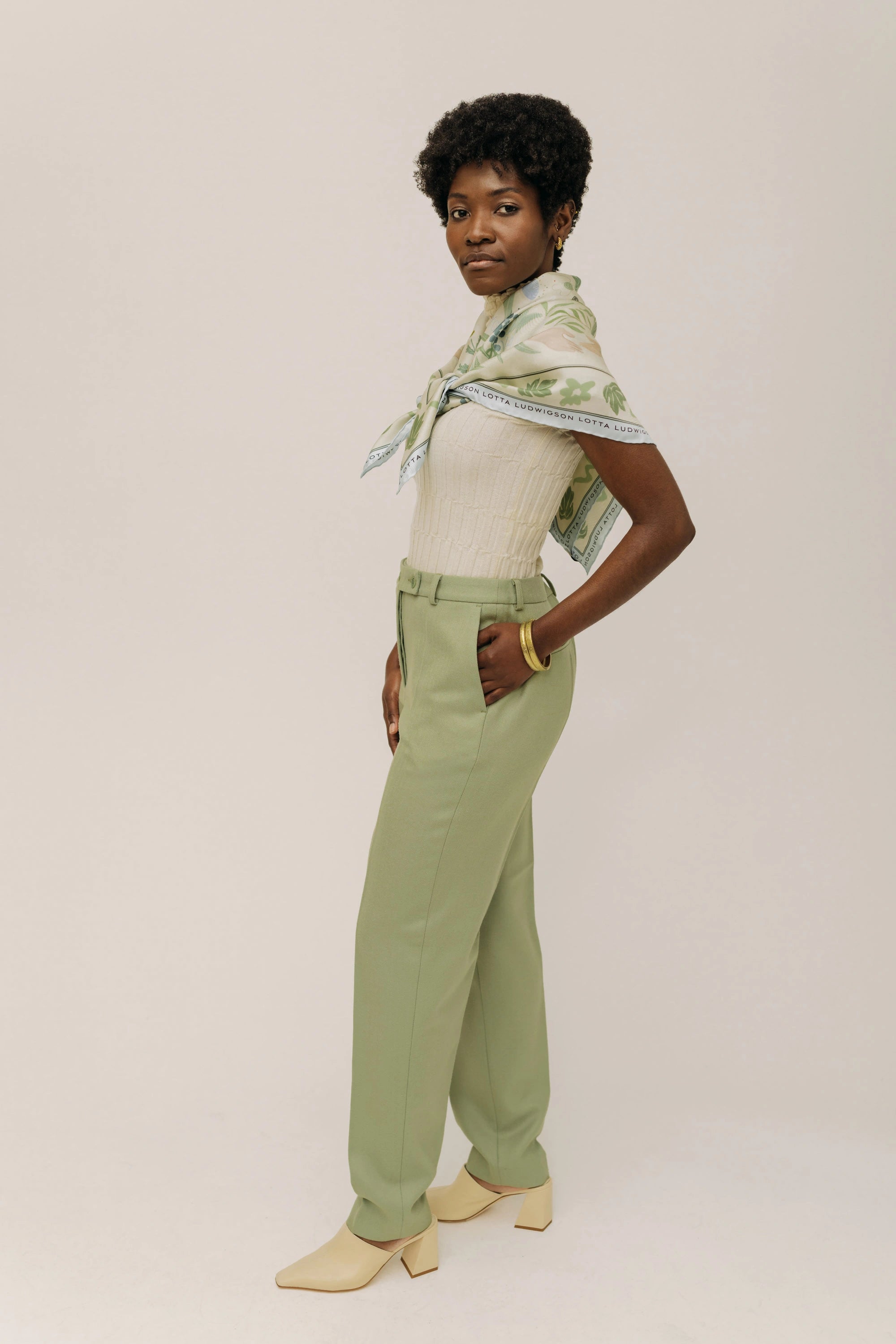 lotta-ludwigson-lotta-hose-sage-green-karotte-mit-b-gelfalte image 2
