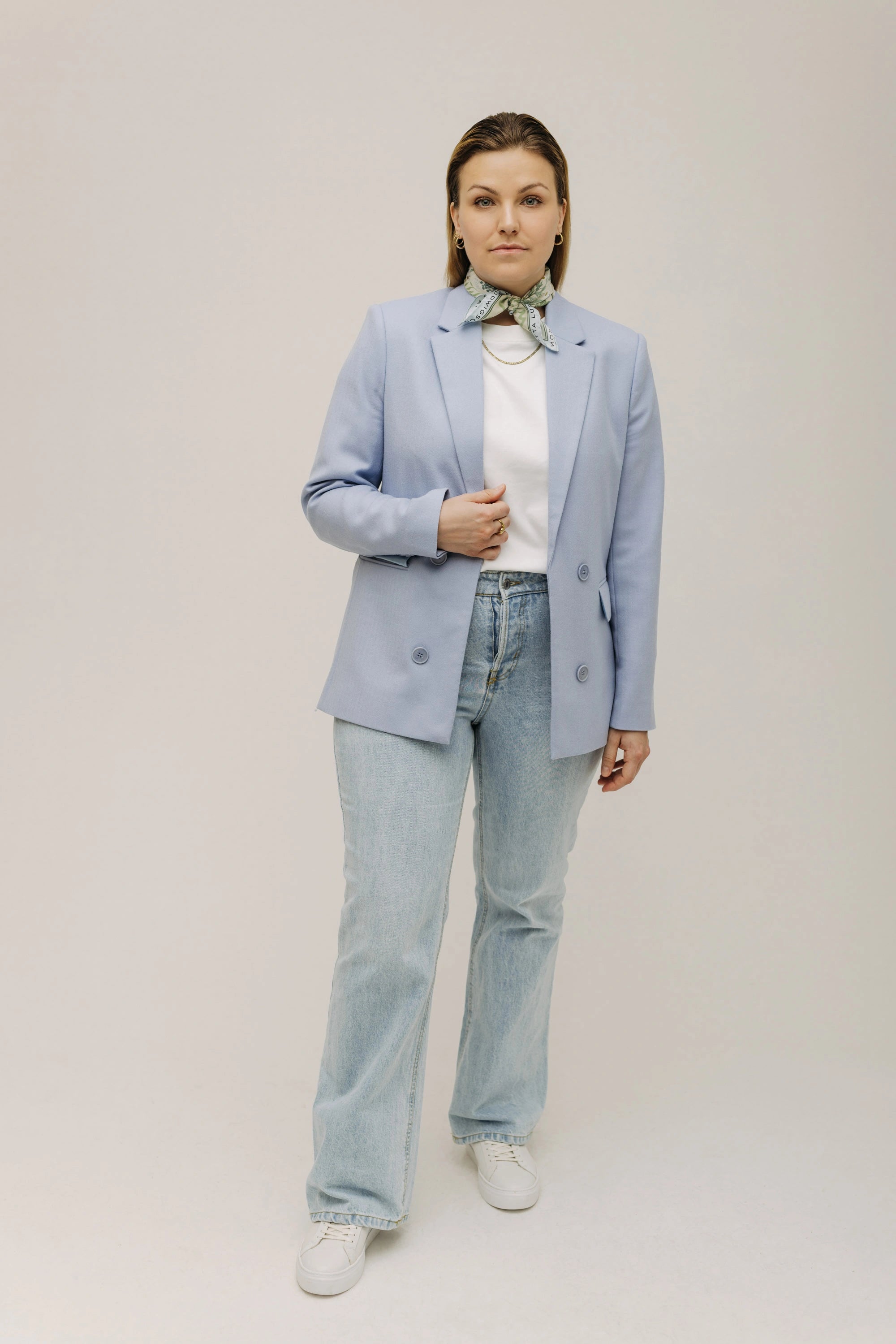 lotta-ludwigson-lotta-blazer-serene-blue-blazer-offene-front-fischgr-t image 3