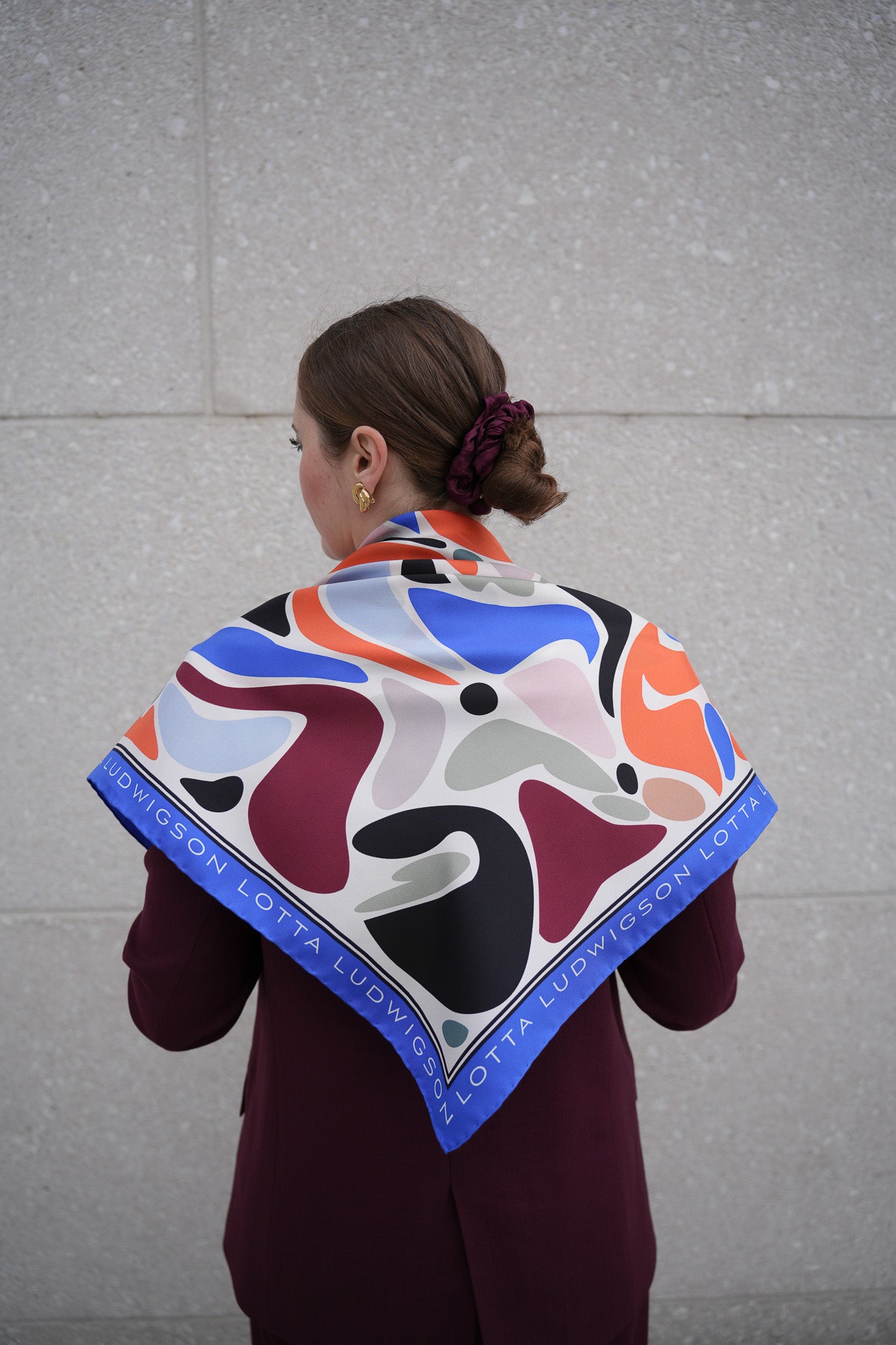 lotta-ludwigson-bold-optimism-seidentuch-90x90cm-silk-scarf image 2