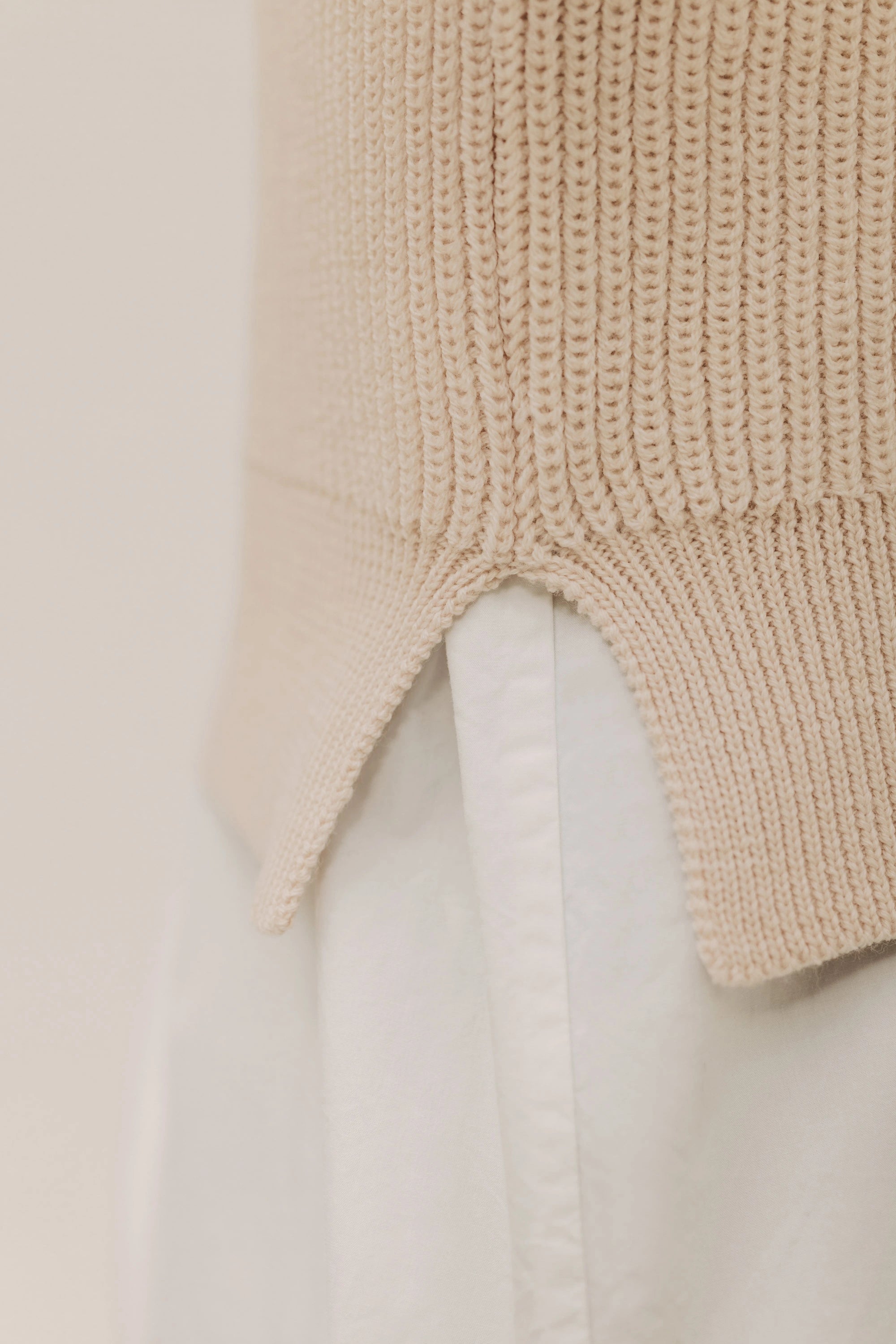 lotta-ludwigson-svea-sweater-vest-powder-creme-strickpullunder-mit-v-ausschnitt image 4