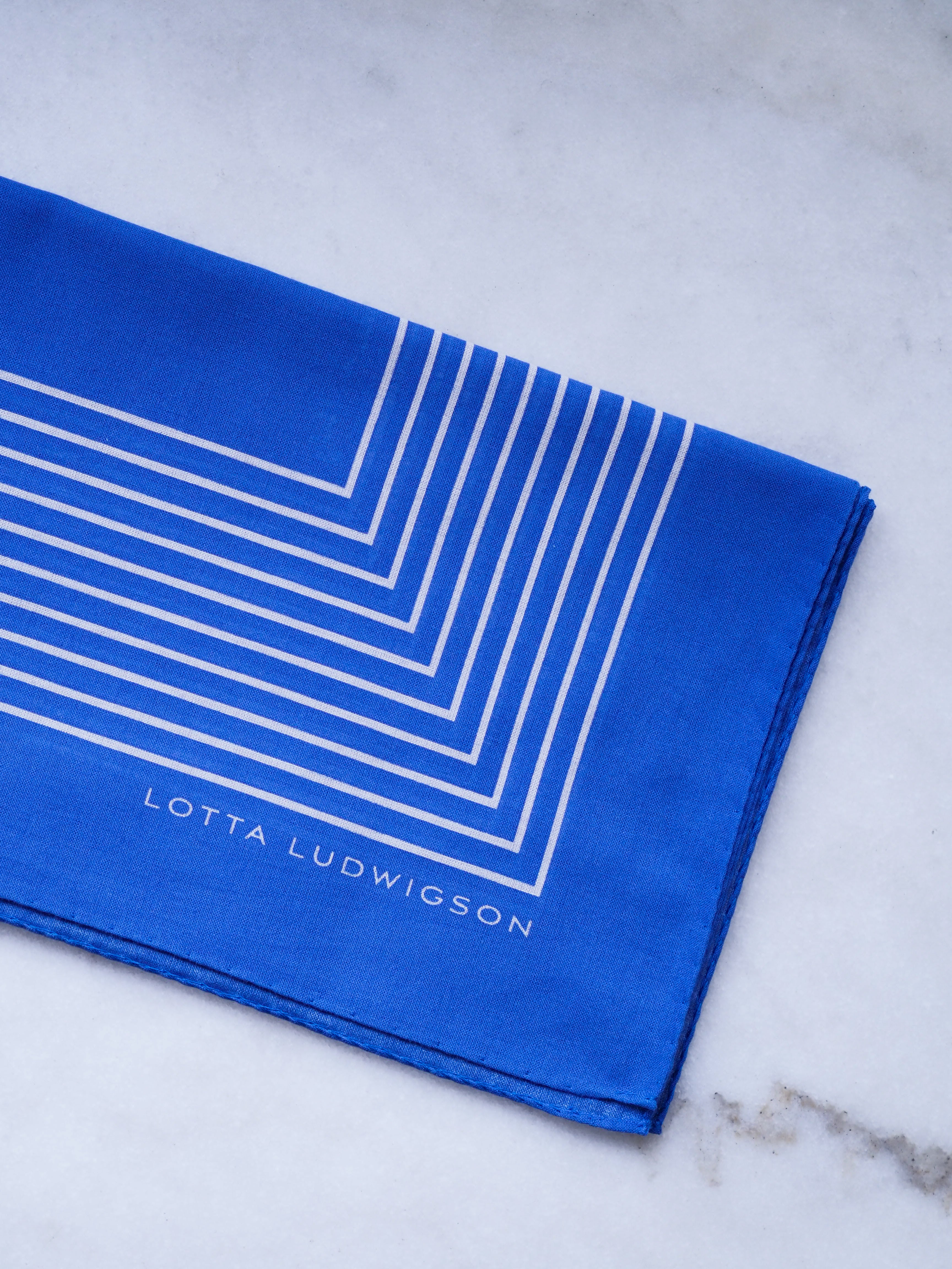 lotta-ludwigson-gestreiftes-baumwolltuch-royal-blue-70x70cm image 4