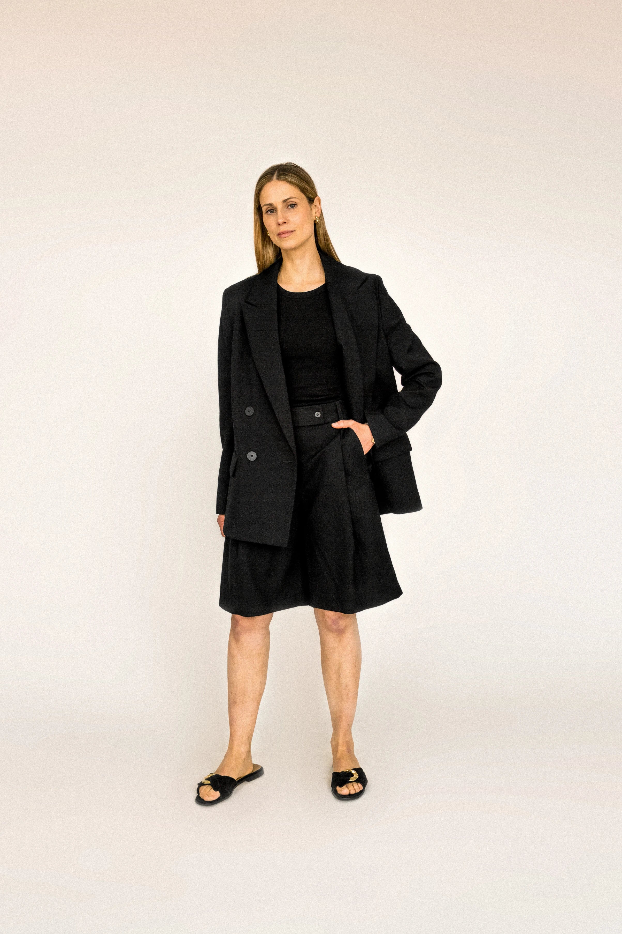 lotta-ludwigson-alva-blazer-tuxedo-black-oversize-woll-blazer image 3