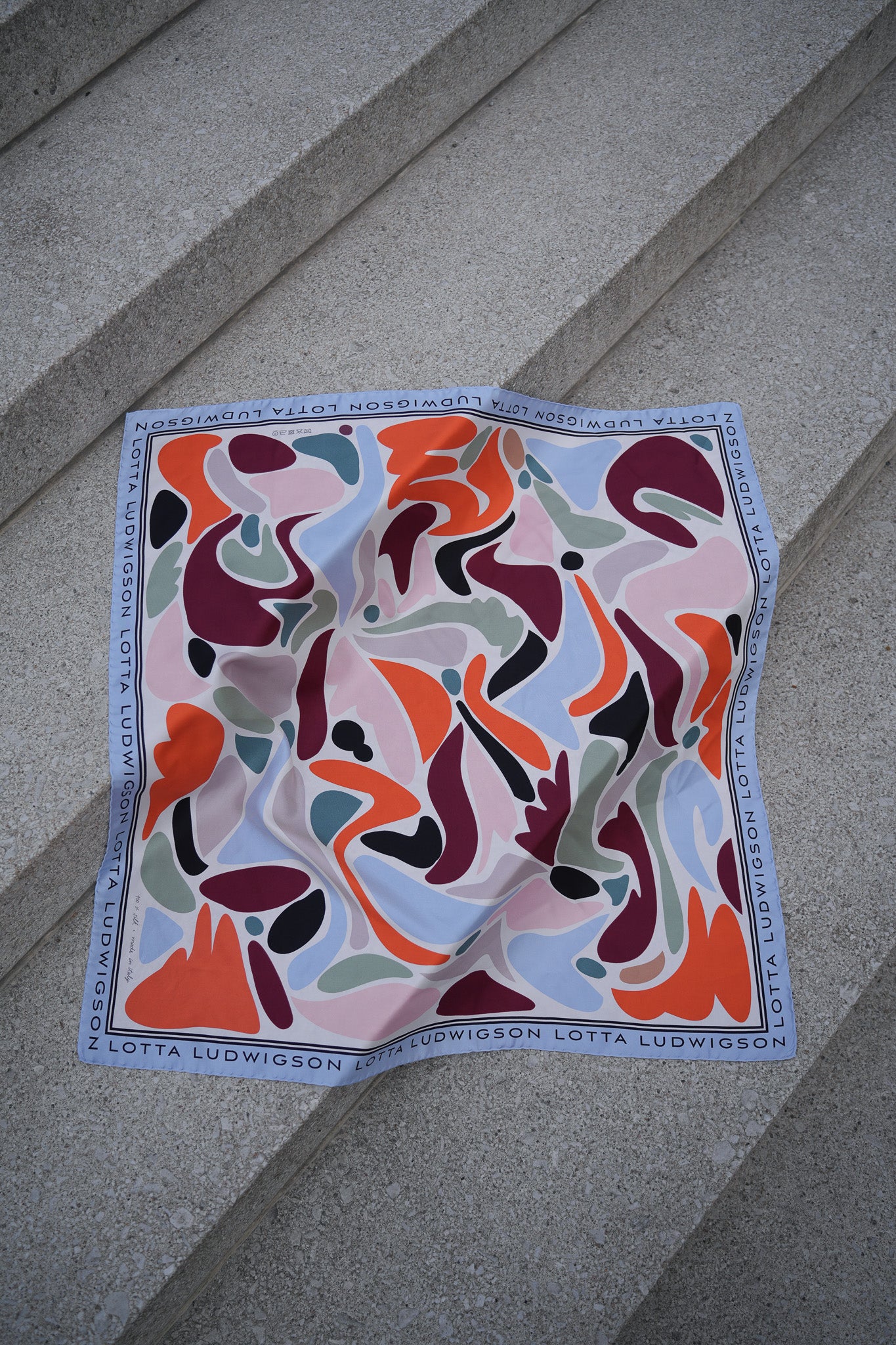 lotta-ludwigson-soft-optimism-silk-foulard-90x90cm-hellblau image 4