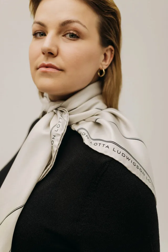 lotta-ludwigson-silky-beige-seiden-foulard-90x90cm-2 image 1
