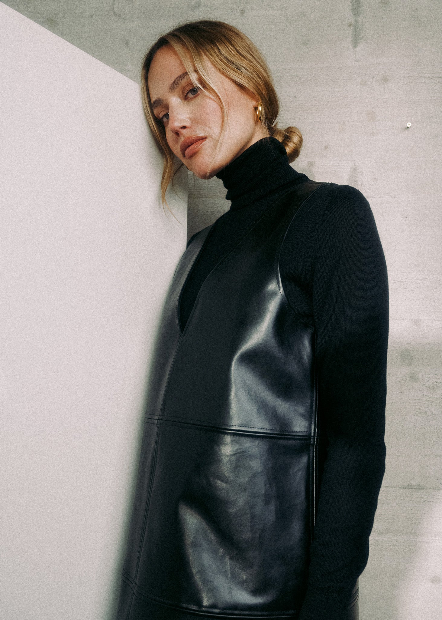 lotta-ludwigson-runa-dress-mirum-black-vegan-leather-a-linien-kleid image 3