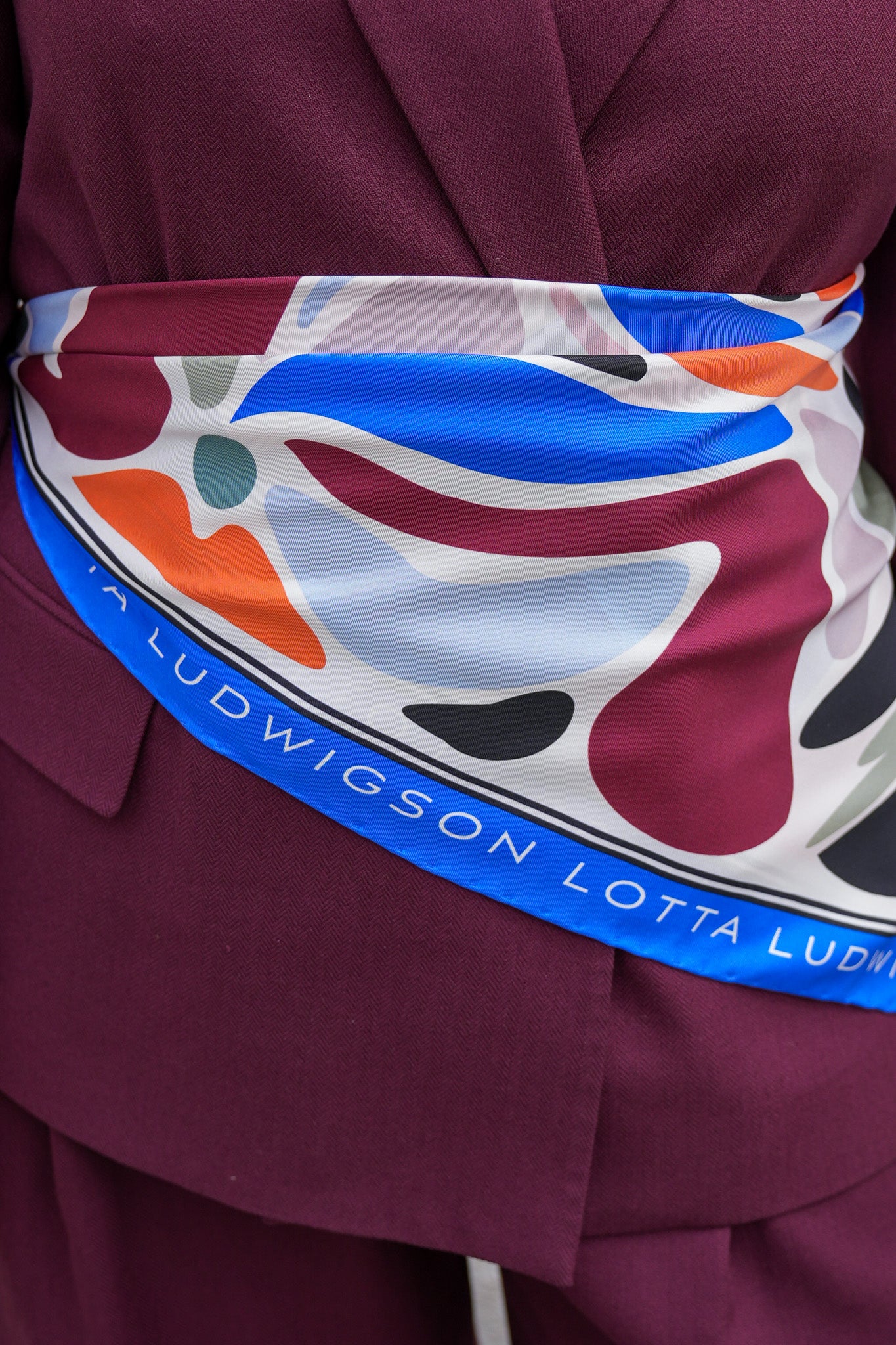lotta-ludwigson-bold-optimism-seidentuch-90x90cm-silk-scarf image 3