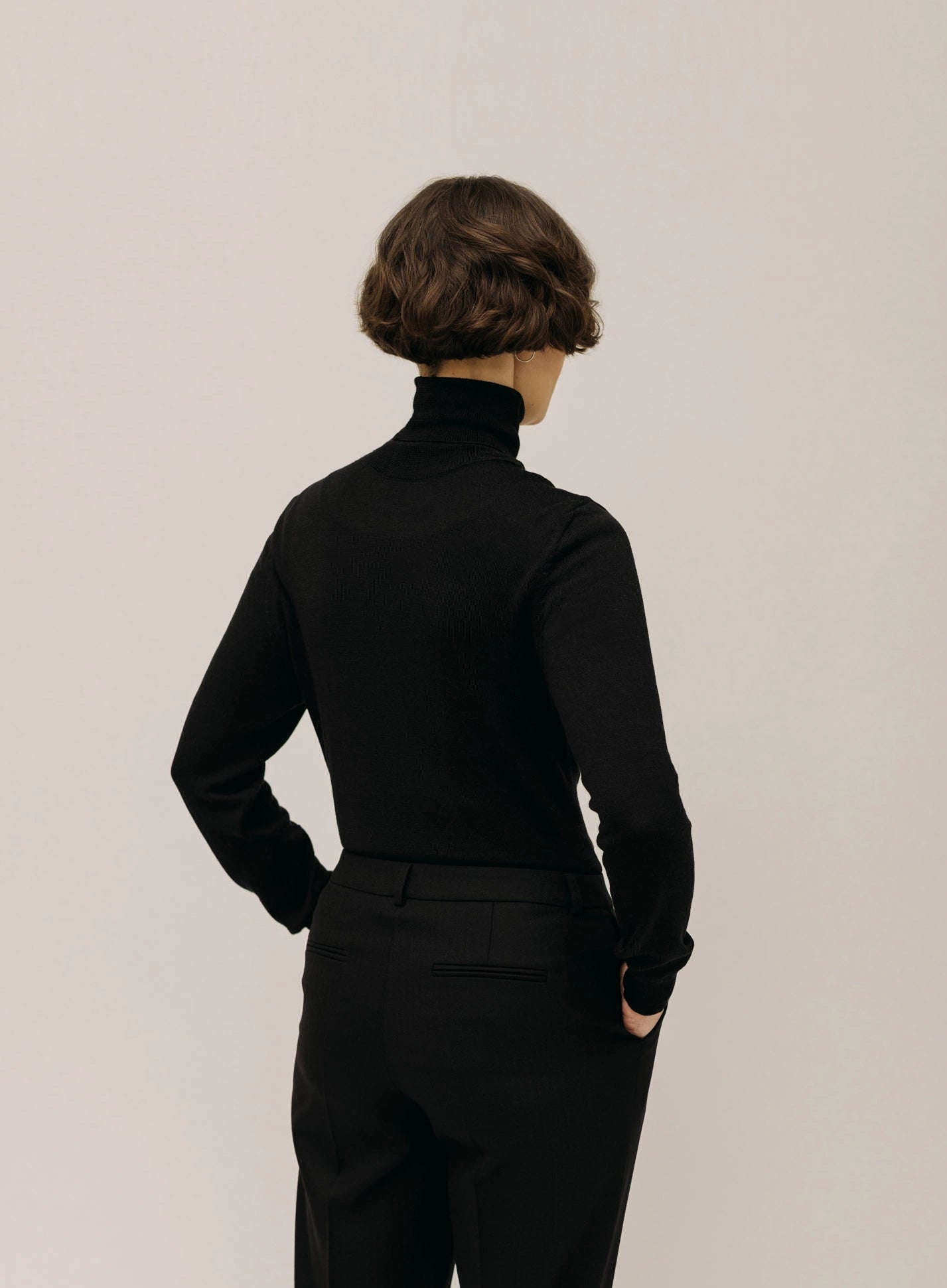 lotta-ludwigson-tilda-rollneck-black-rollkragen-aus-merino-und-lyocell image 2