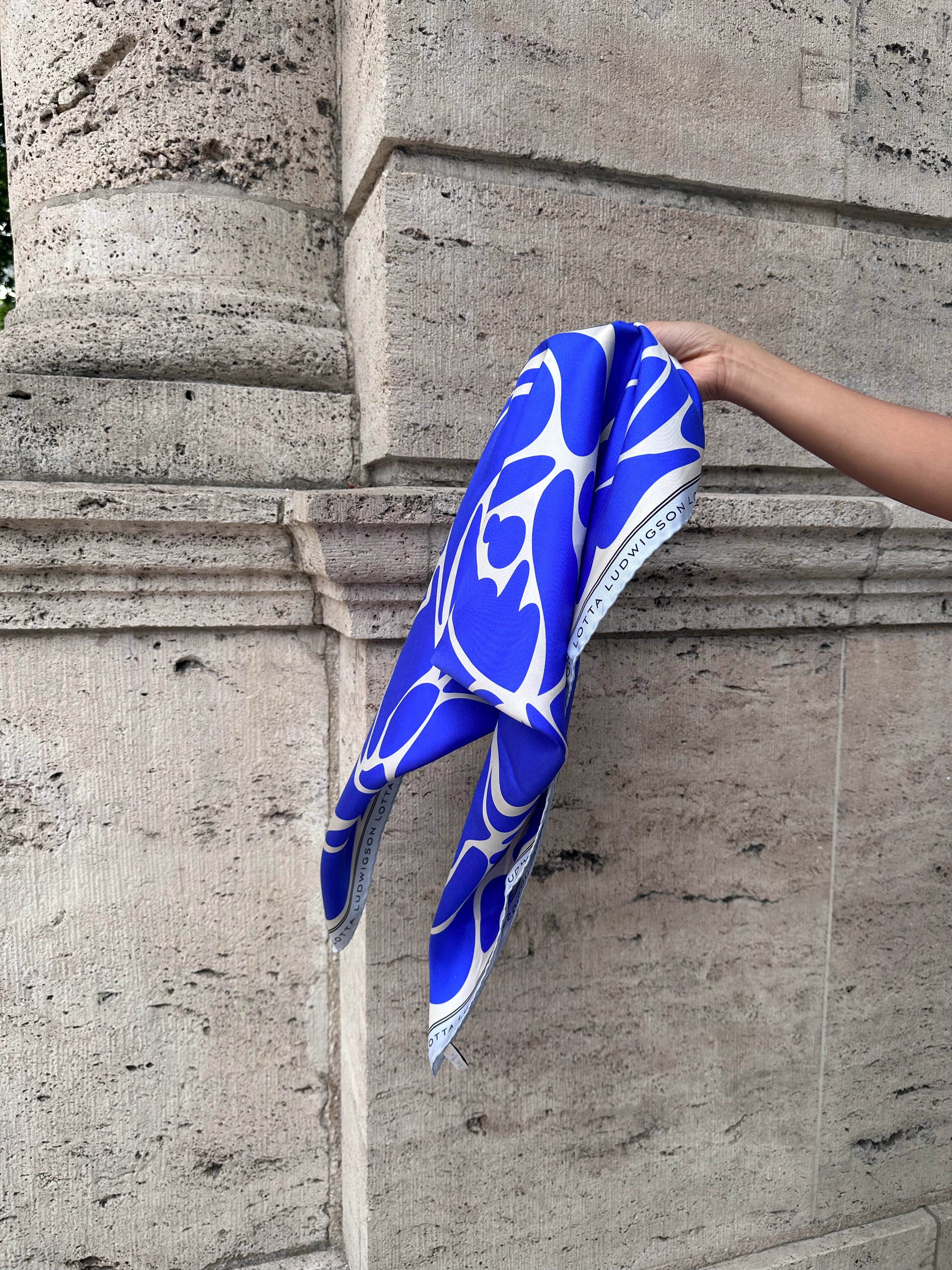lotta-ludwigson-seiden-foulard-90x90cm-royal-blue image 3