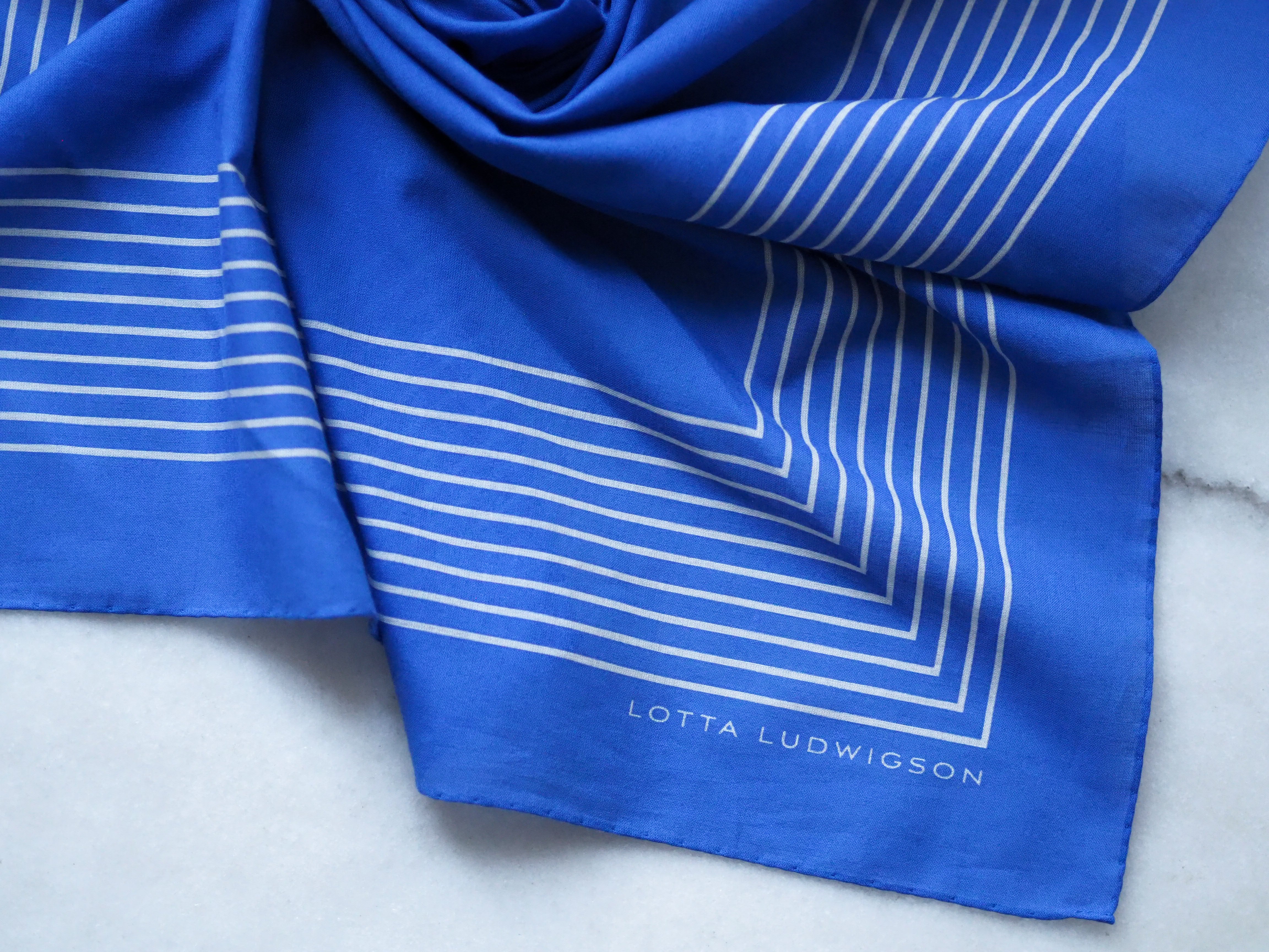 lotta-ludwigson-gestreiftes-baumwolltuch-royal-blue-70x70cm image 2